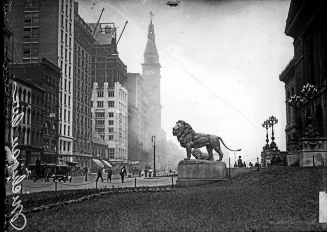 Chicago Bears Football Lion at Art Institute / Michigan Avenue 