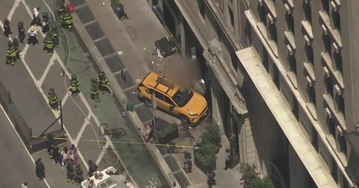 3 critically injured when NYC taxi jumps curb, hits building thumbnail