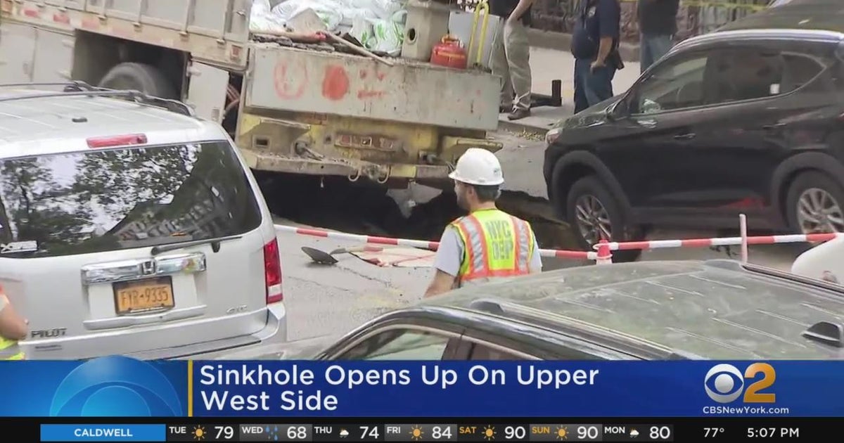 Sinkhole opens on Upper West Side street CBS New York
