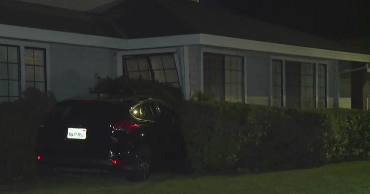 Sacramento Police Respond To Car Crashing Into A Home - CBS Sacramento