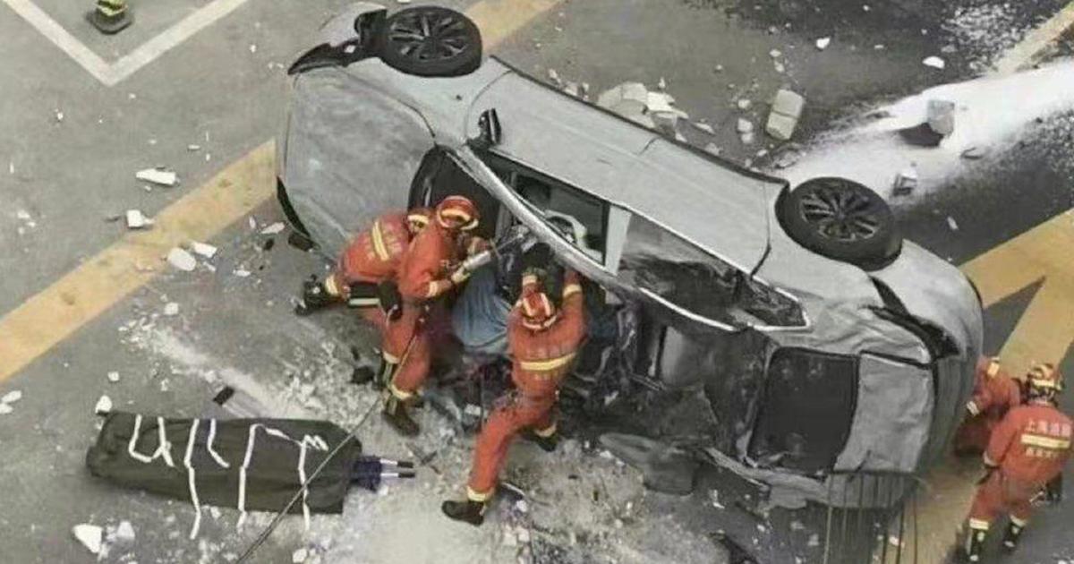 2-killed-as-nio-electric-car-plummets-3-stories-from-building-in-china