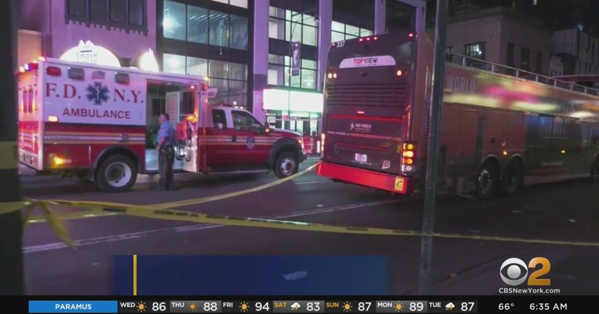Tour bus driver slashed in Midtown - CBS New York