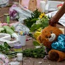 cbsn-fusion-highland-park-mourns-victims-of-independence-day-parade-shooting-thumbnail-1110022-640x360.jpg 
