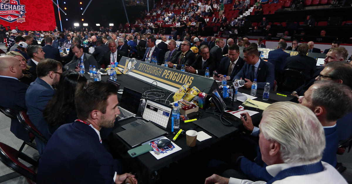 Penguins draft 18-year-old defenseman Owen Pickering with 21st overall pick