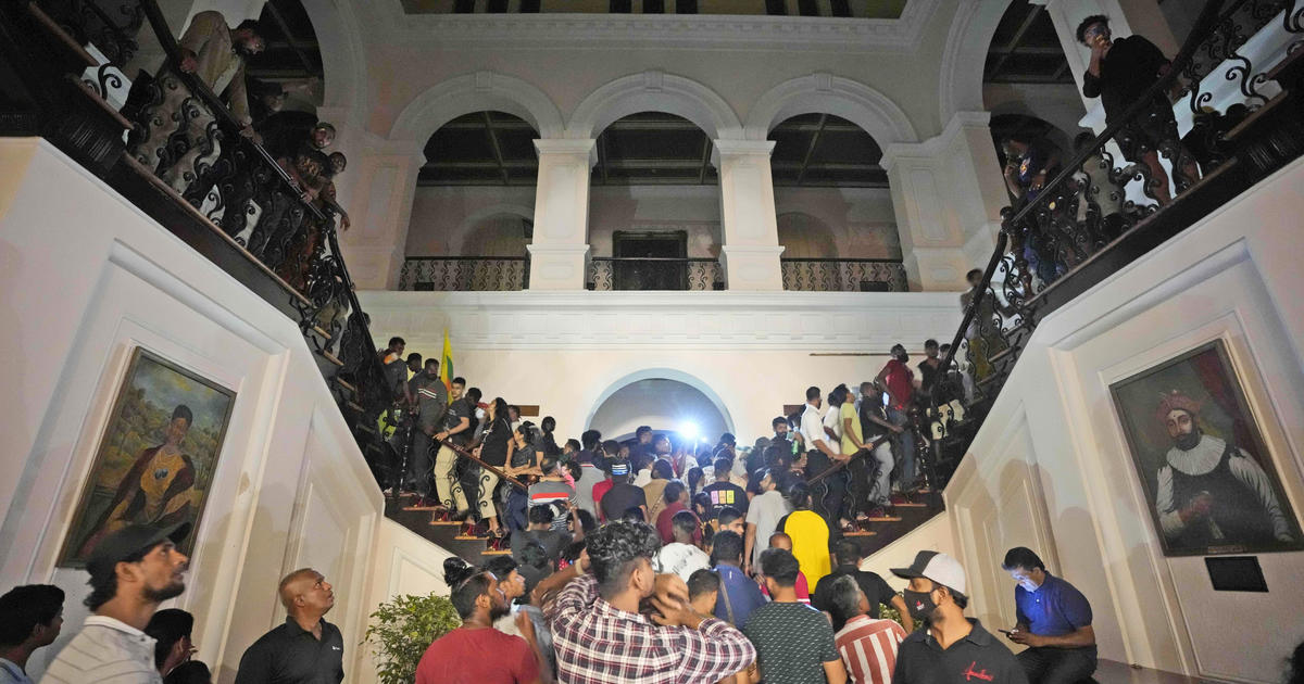 श्रीलंका के राष्ट्रपति गोटबाया राजपक्षे को इस्तीफा दे देना चाहिए, संसद अध्यक्ष ने कहा है।  प्रदर्शनकारियों ने उनके घर की घेराबंदी की