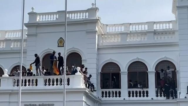 cbsn-fusion-sri-lanka-pm-declares-state-of-emergency-as-president-flees-the-country-thumbnail-1124872-640x360.jpg 