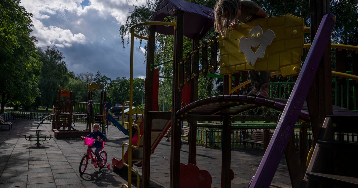 As war rages in Ukraine, some children remain near the front lines: "She is used to the sirens"