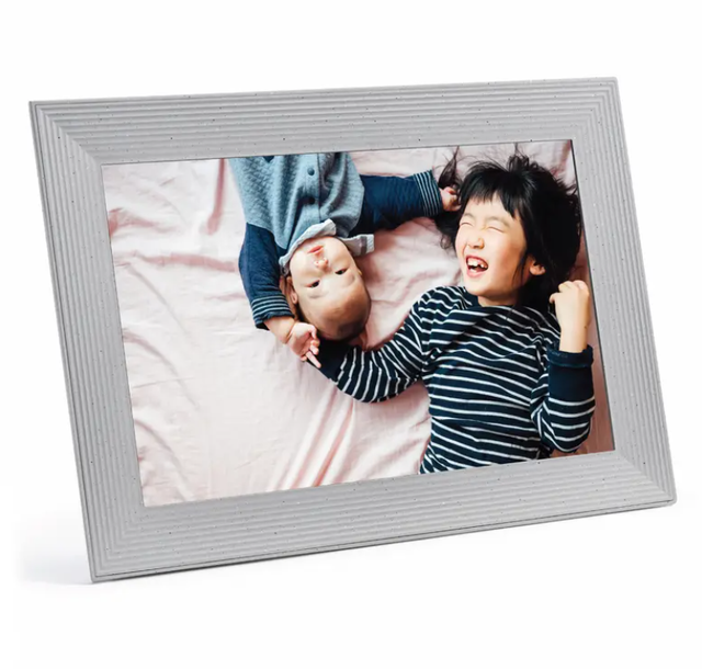 Aura Carver Luxe digital photo frame 