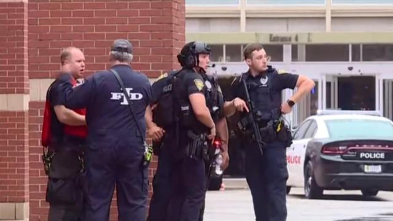 Police: Gunfire at Va. mall; 3 hurt fleeing