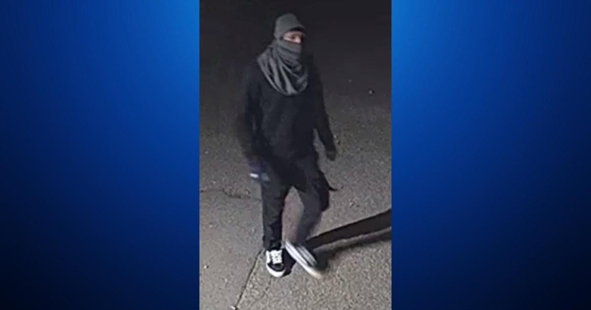 Denver Police searching for robbery suspects - CBS Colorado