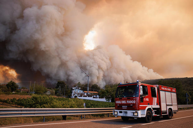 A large wildfire at the border of Miren and northeast Italy 