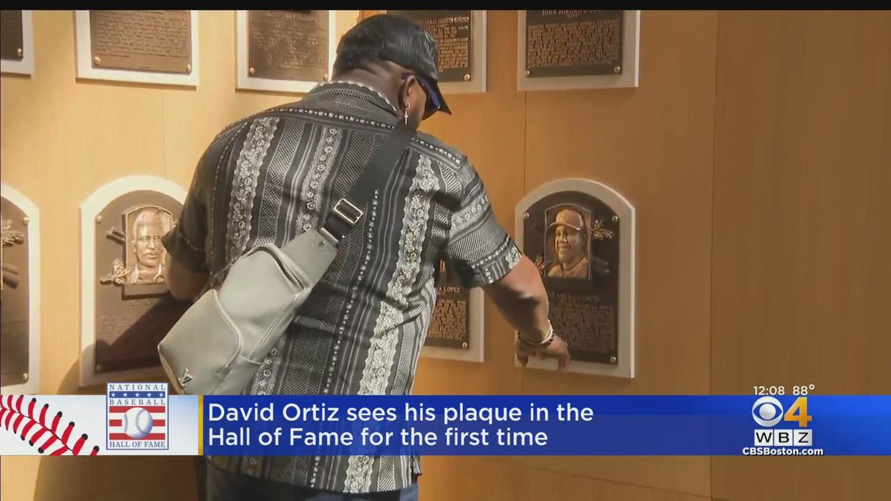 David Ortiz checks out his new plaque at Hall of Fame before