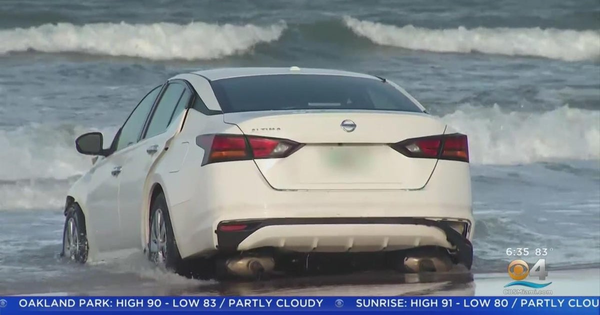 Car crashes into ocean on Daytona Beach