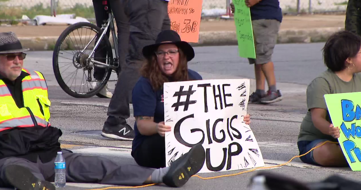 Police make arrests after rideshare drivers block North Avenue in protest for living wage, better safety protections