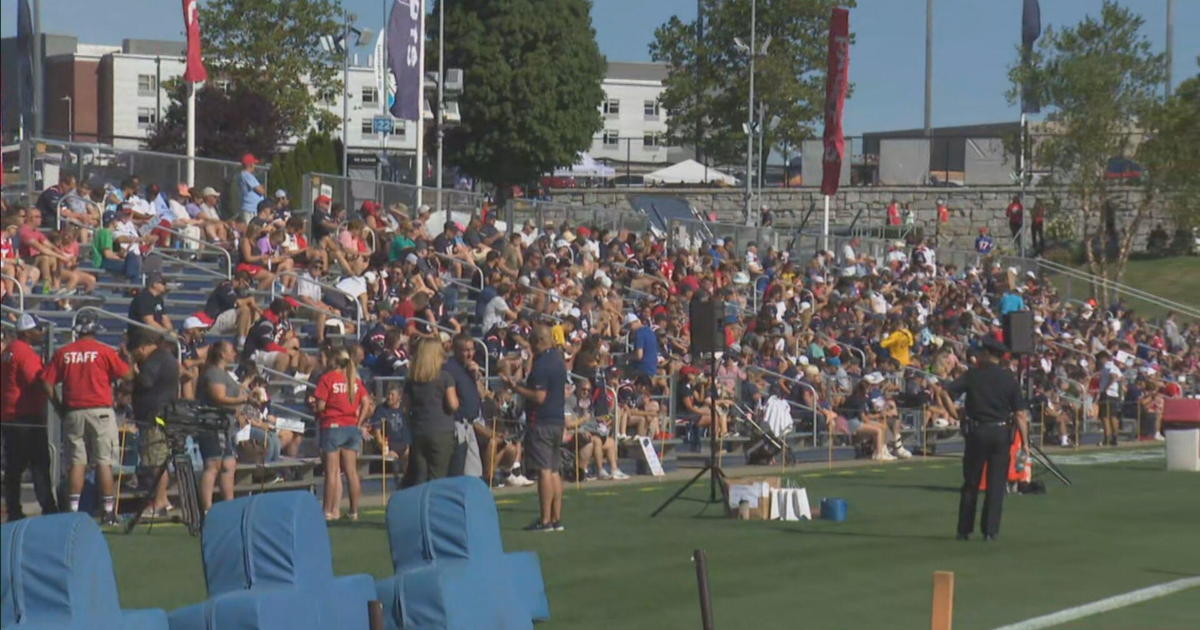 Pats fans line up outside Gillette Stadium pro shop