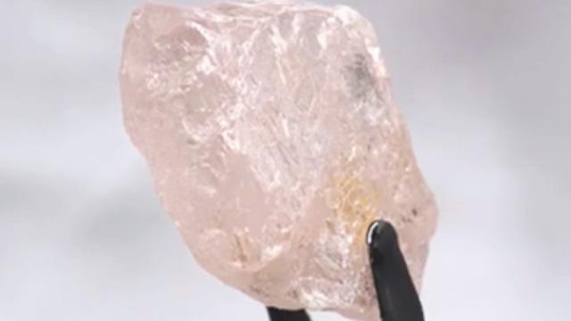 0727-cbsnews-diamond-company-says-pink-stone-found-1154621-640x360.jpg 