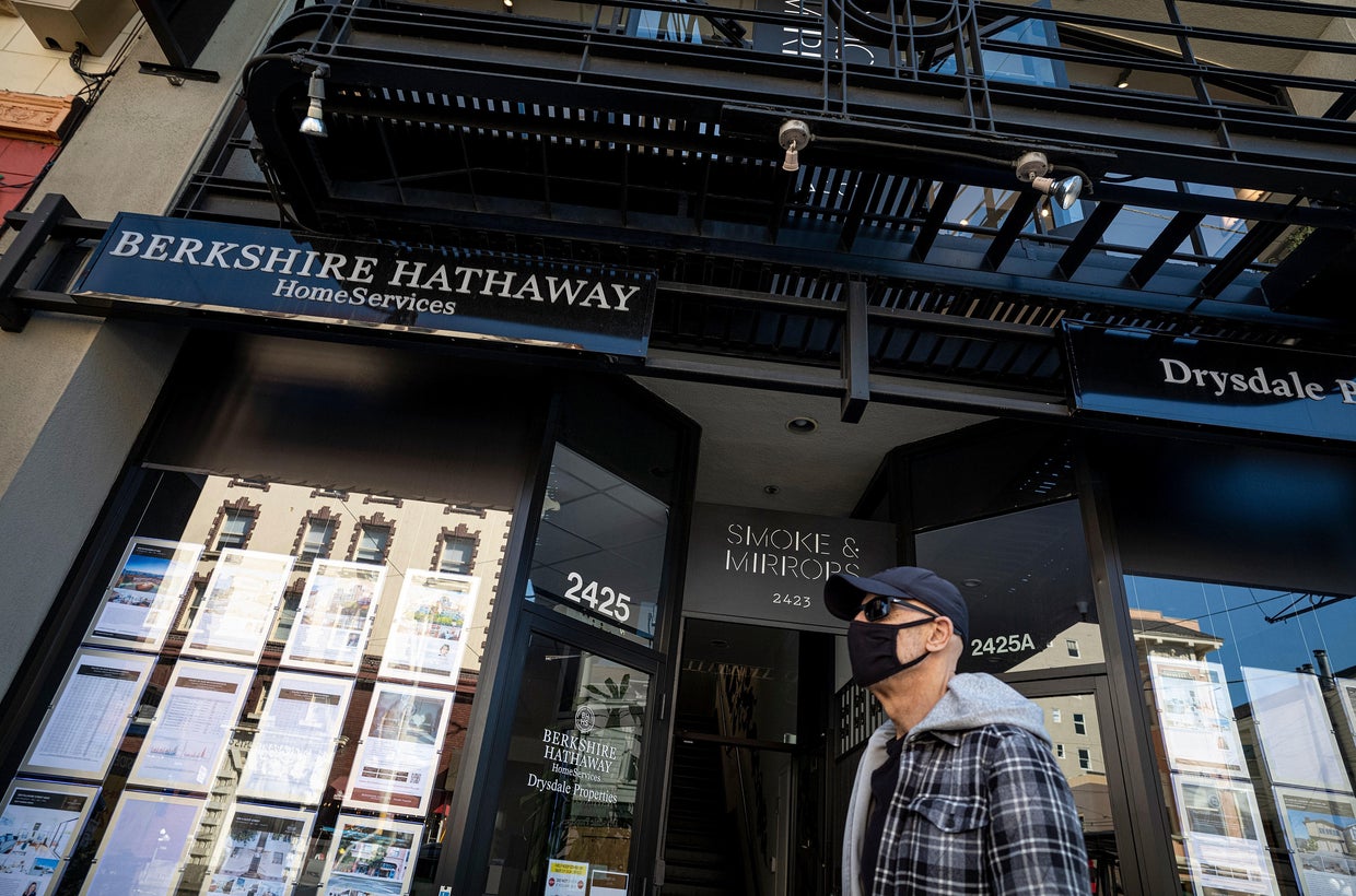 Warren Buffett sitting on over 325 billion cash as Berkshire Hathaway