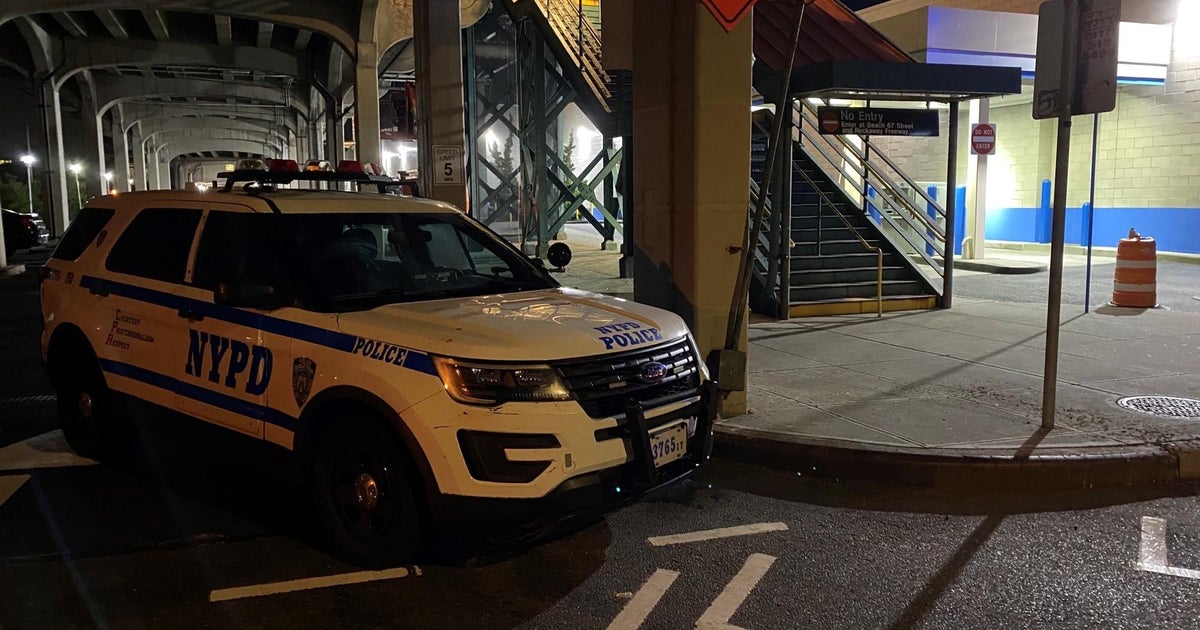 Man shot on board train at Queens subway station - CBS New York