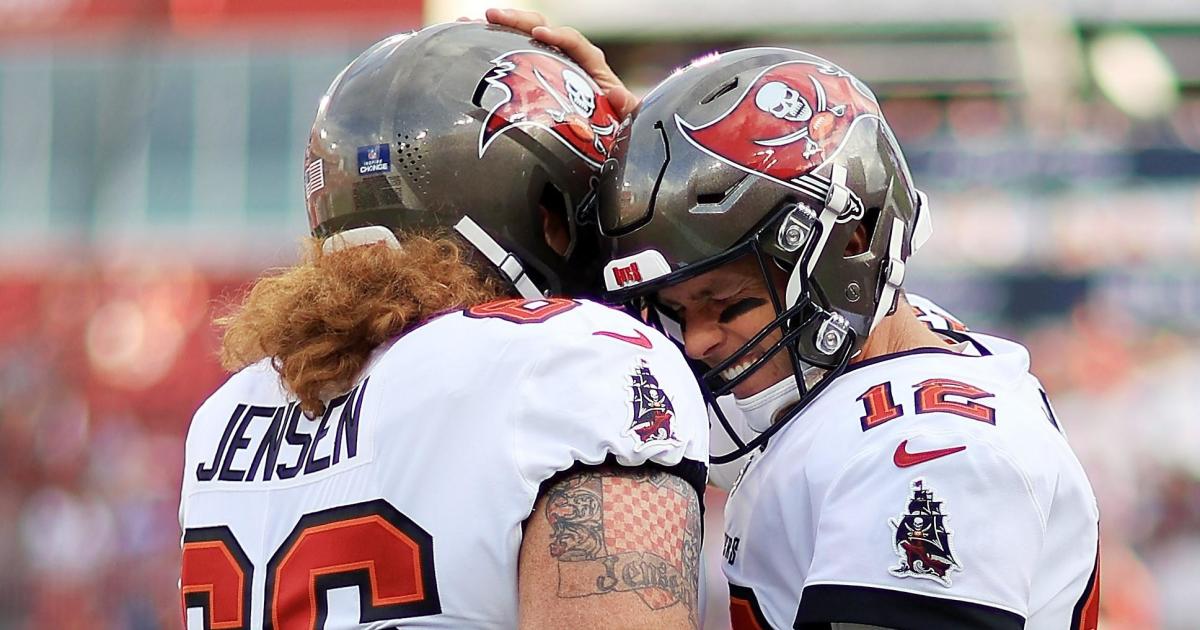 Tom Brady slams helmet in frustration during Bucs camp