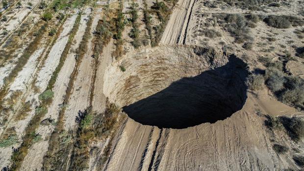 Expertos chilenos investigan un enorme sumidero cerca de una mina de cobre en el desierto de Atacama