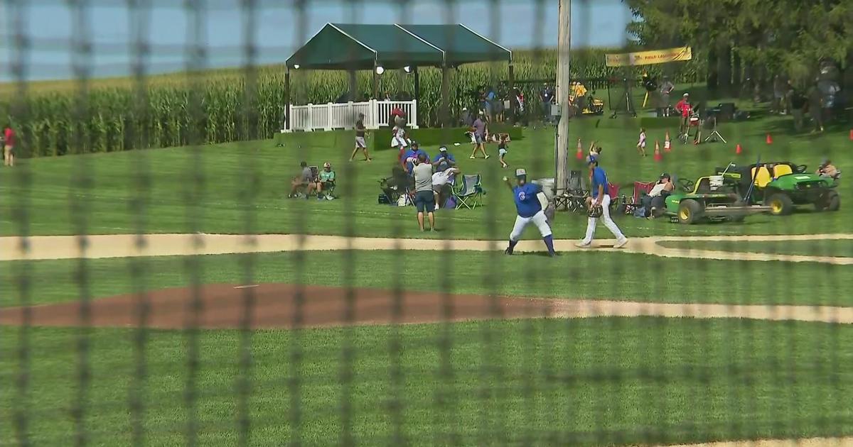 Cubs, Reds RBI junior teams play on Field of Dreams ahead of big-league  game - CBS Chicago