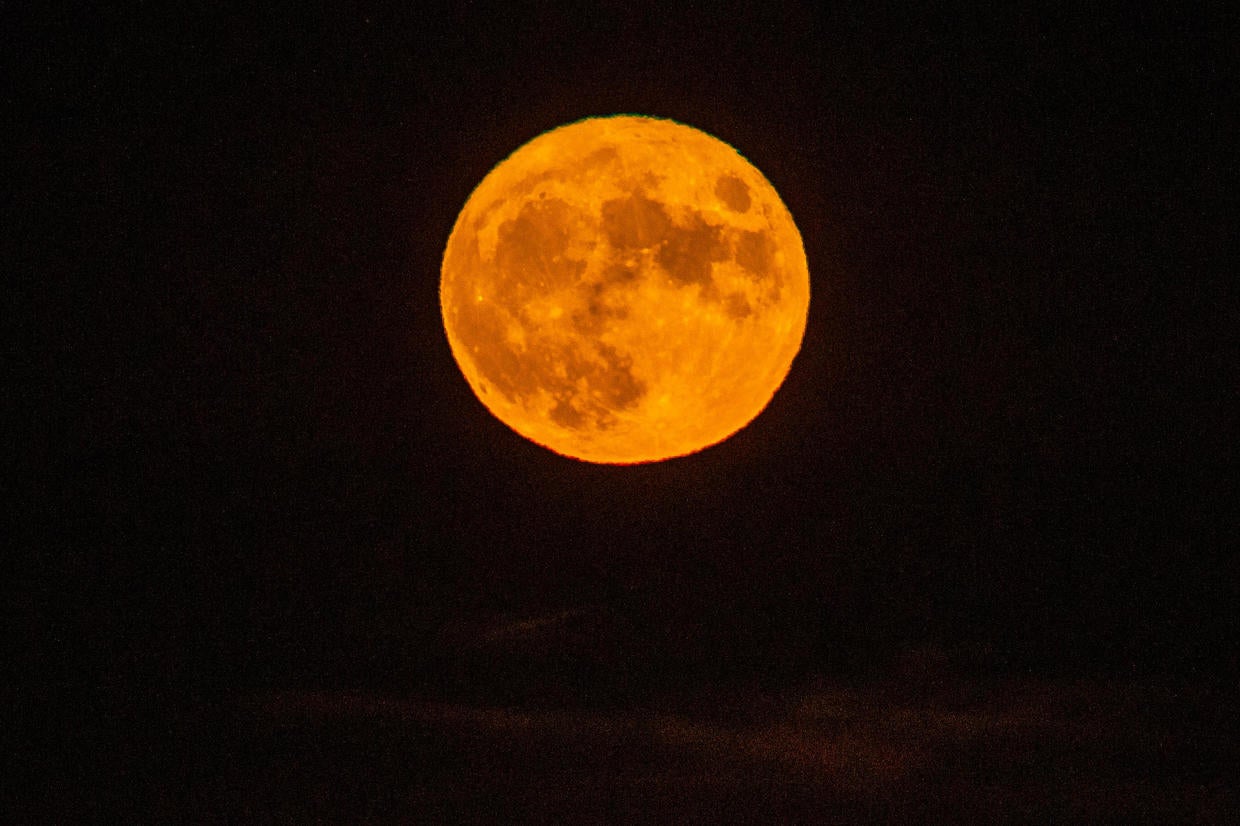 Sturgeon moon the last supermoon of the year captured in