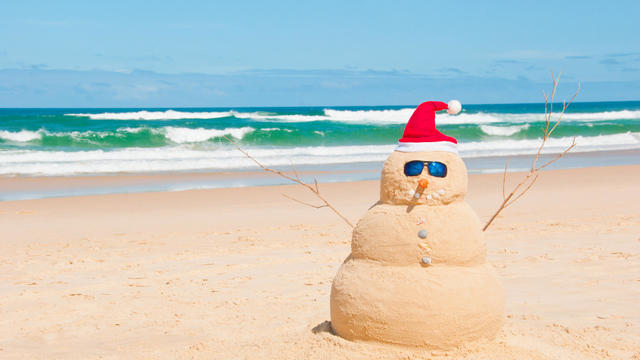 Snowman resists melting process on beach 