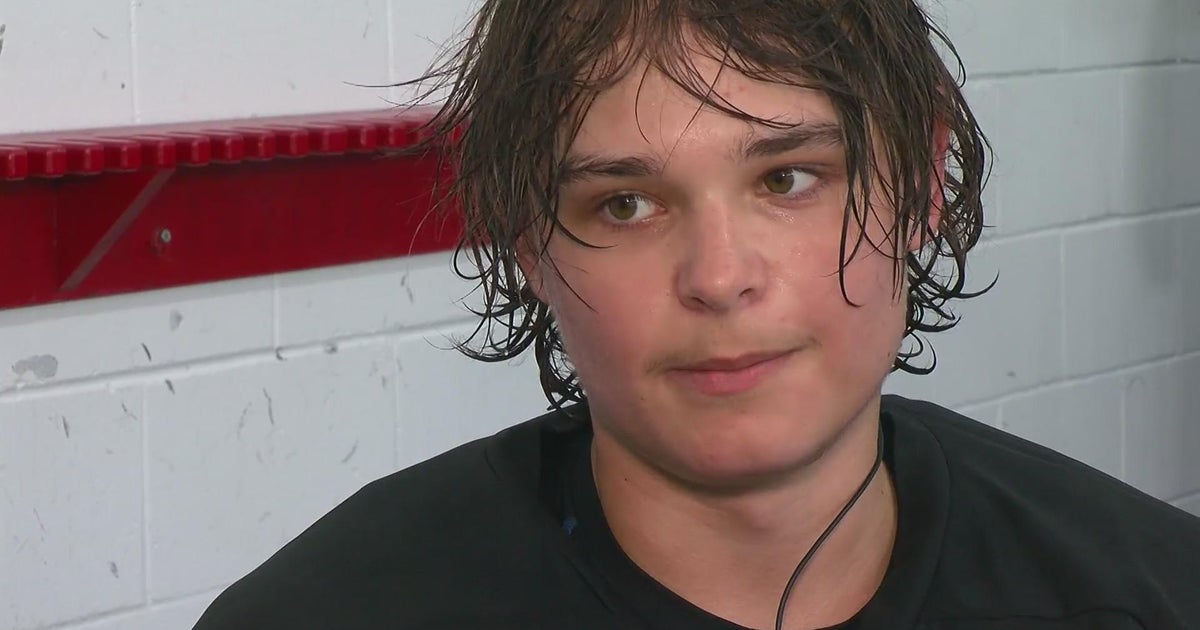 Ukrainian teen hockey players train in Minnesota - CBS Minnesota