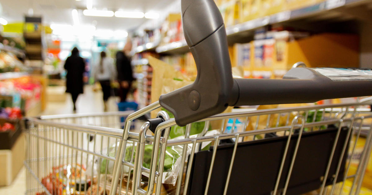 3 tips for stretching your dollar at the grocery store