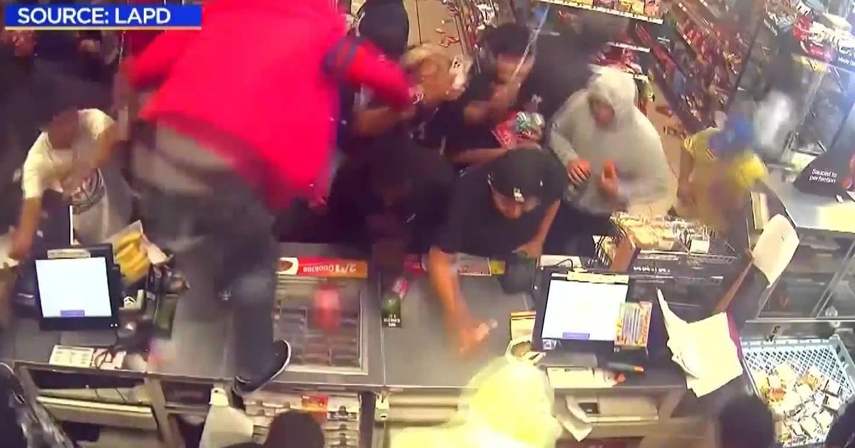 7-Eleven looted by a mob in Los Angeles