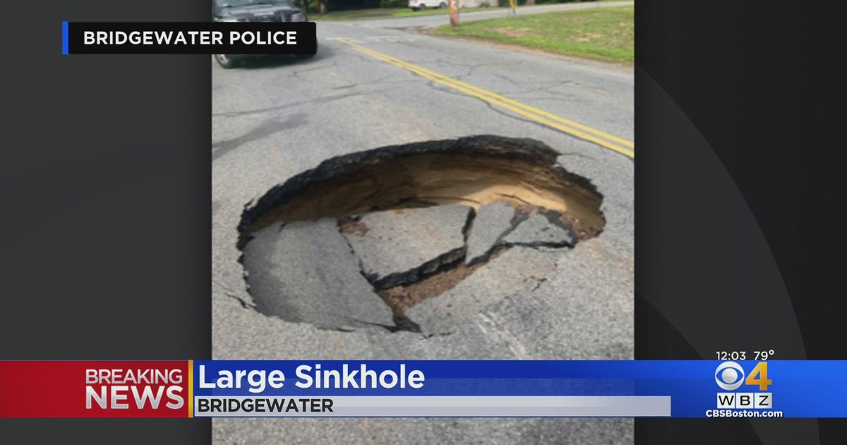Sinkhole ‪ Sinkhole closes part of Riverside Drive in Battle Creek