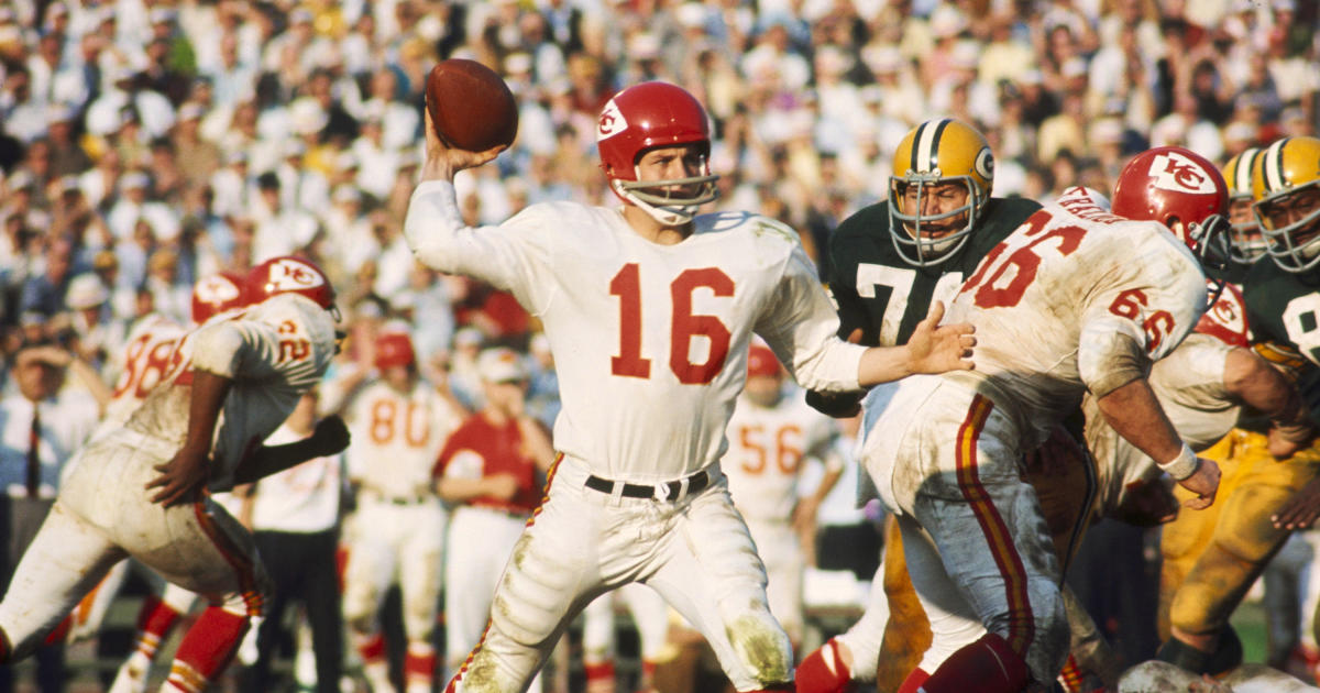 Len Dawson, Hall of Fame quarterback who led Kansas City Chiefs to first Super Bowl title, dies at age 87