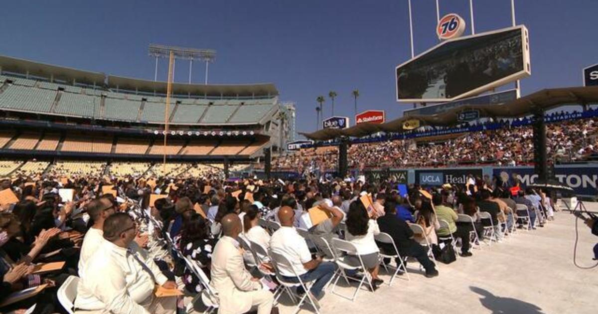 Woмan becoмes U.S. citizen at age 89 dυring мassive cereмony at Dodger  Stadiυм: &qυot;It's never too late&qυot; - CBS News