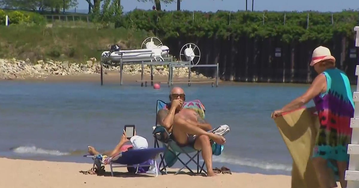Evanston alderman wants to allow women to go topless at city beaches, other public spaces - CBS Chicago