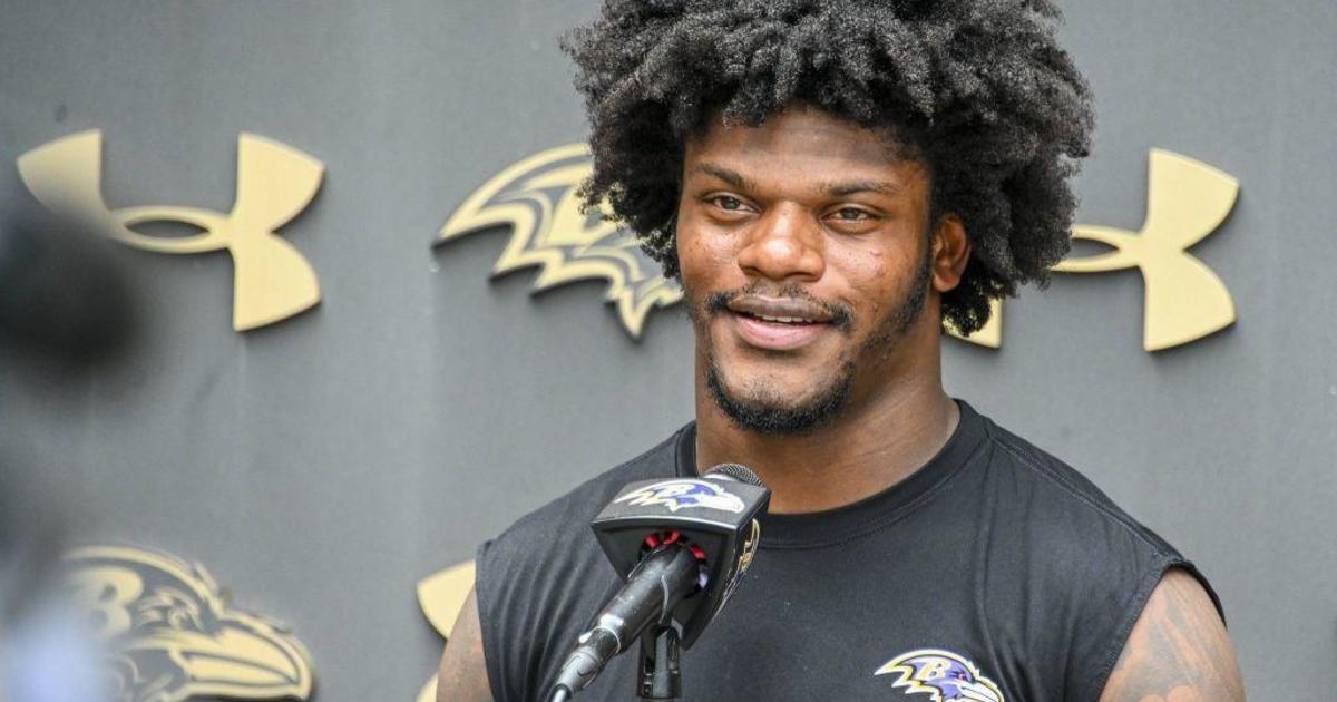 Lamar Jackson Wears Halloween Nike Dunks to Ravens Game - Sports  Illustrated FanNation Kicks News, Analysis and More