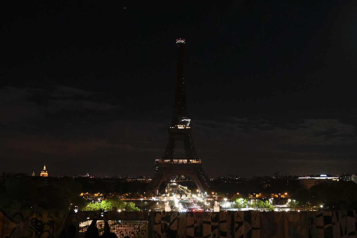 Eiffel Tower lights off in Paris 