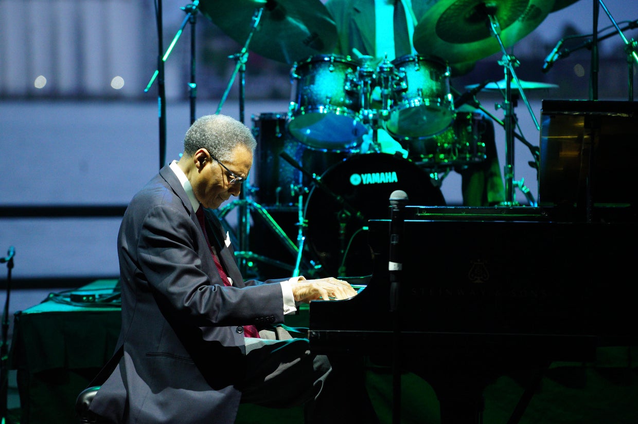 Chicago jazz legend Ramsey Lewis dies at age 87 - CBS Chicago