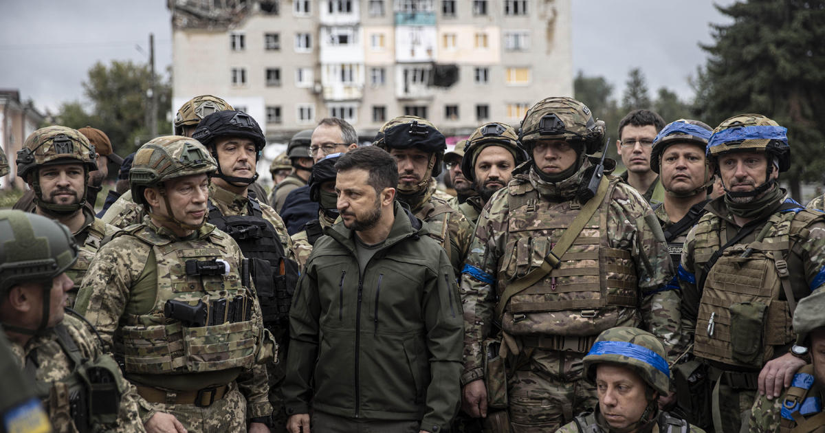 Zelenskyy makes surprise visit to recaptured towns: "We are on the way to the end"