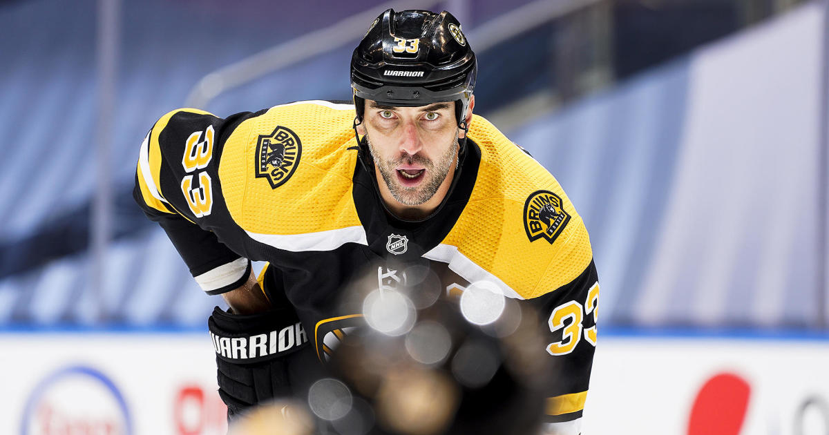 Zdeno Chara Pays A Visit To Bruins Captains Practice Cbs Boston
