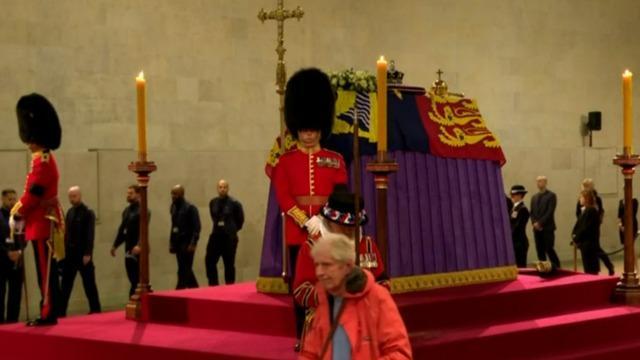 cbsn-fusion-americans-travel-far-and-wide-to-pay-respects-to-queen-elizabeth-ii-thumbnail-1290428-640x360.jpg 