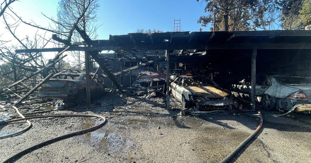 At least 4 structures burned in fire near I580 in Oakland Hills