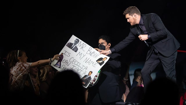 michael-buble-with-fan-allstate-arena-chicago-kirstine-walton.jpg 
