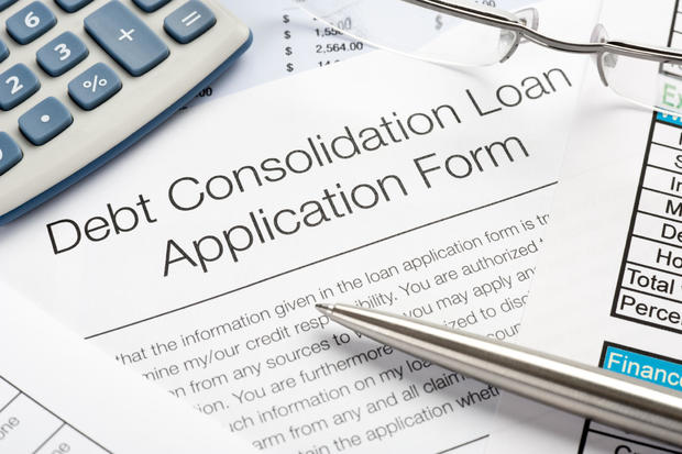 Formulaire de demande de prêt de consolidation de dettes avec stylo, calculatrice 