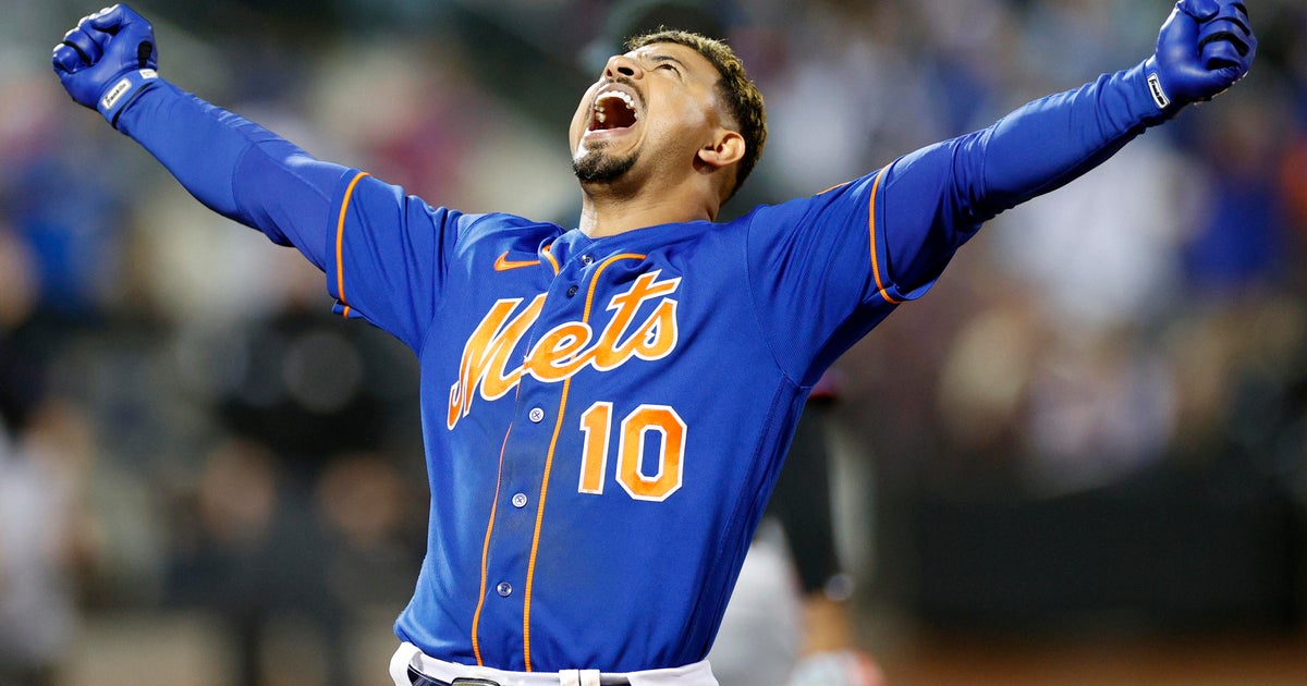 Escobar rallies Mets past Marlins in 10, back into 1st alone