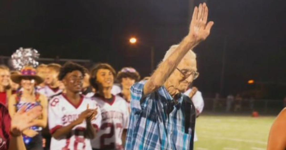 91-year-old superfan hasn't missed a high school game in decades
