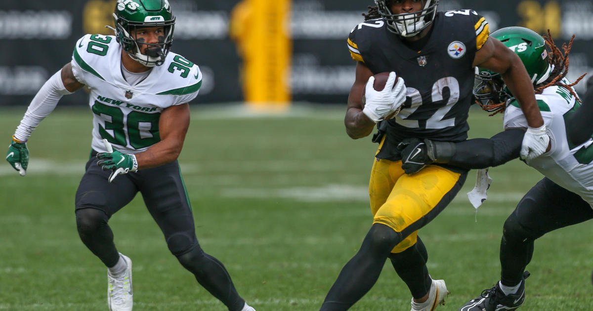 Pittsburgh Steelers quarterback Kenny Pickett in action during an NFL  football game against the Philadelphia Eagles, Sunday, Oct. 30, 2022, in  Philadelphia. (AP Photo/Derik Hamilton Stock Photo - Alamy