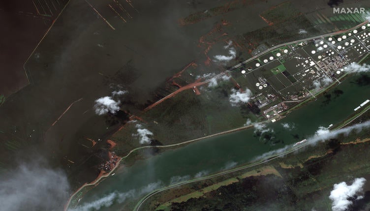 05-overview-of-ironton-louisiana-and-nearby-refinery-after-hurricane-ida-31aug2021-ge1.jpg 