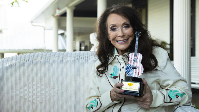 Loretta Lynn Presented With Cracker Barrel's Country Legend Award 