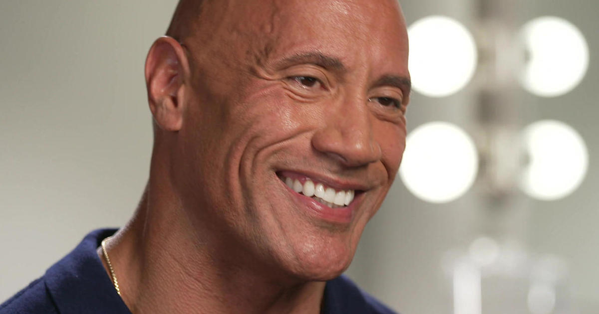 portrait of Dwayne thé rock Johnson with his eyebrow
