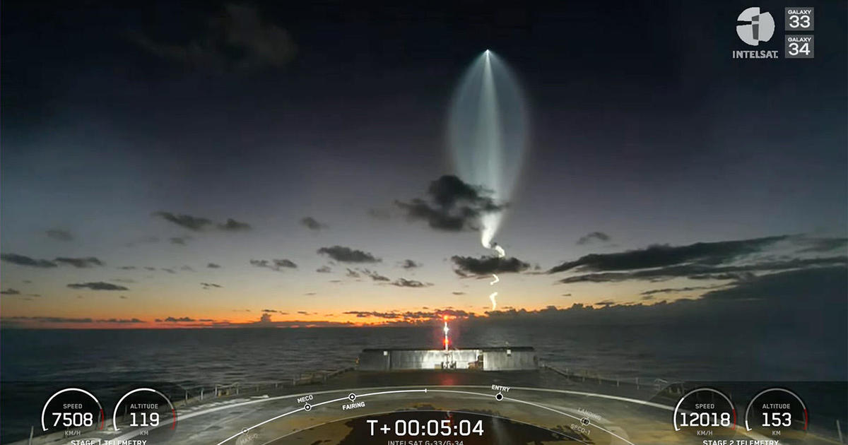 SpaceX Falcon 9 liefert spektakuläre Sunset Sky Show und verstärkt 2 Intelsat-Satelliten im Orbit